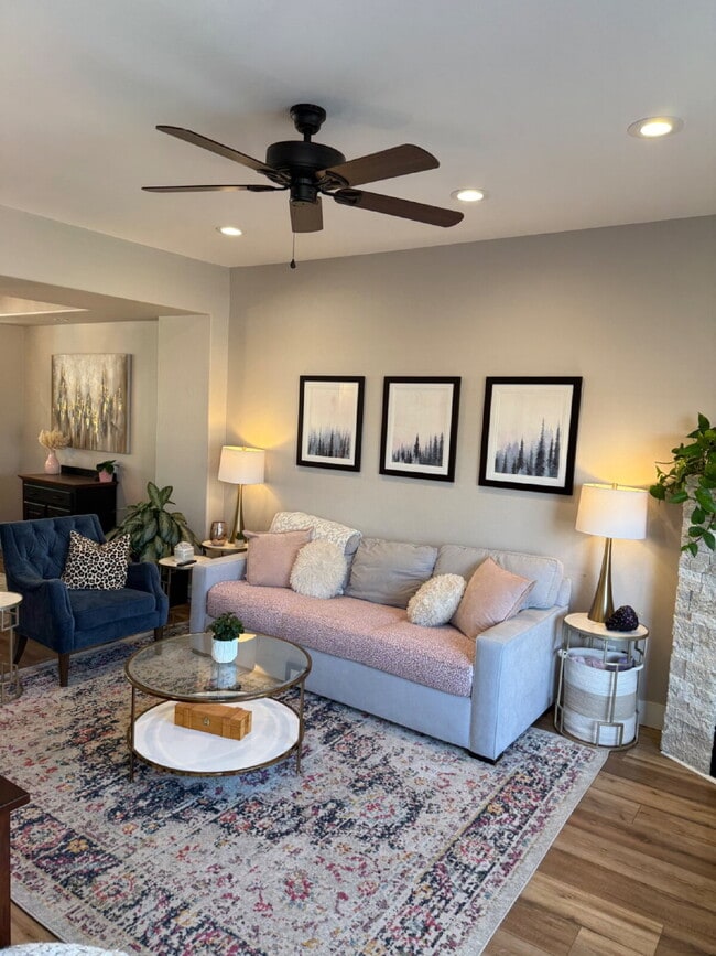Foto del edificio - "Charming 2-Bed Townhouse in Littleton: Spacious 1,256 Sq Ft with 2 Full Baths & 1 Half Bath!"