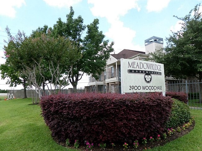 Building Photo - 3900 Woodchase Dr