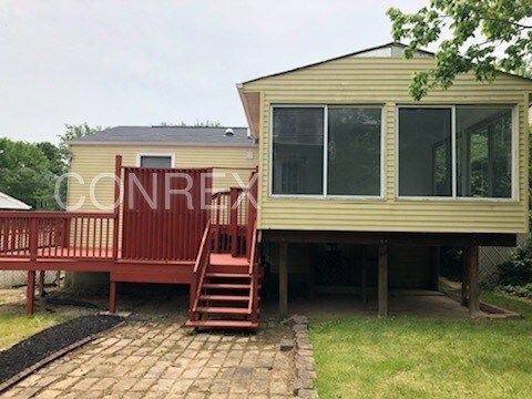 Building Photo - Beautiful Bi-Level Home With  Deck!