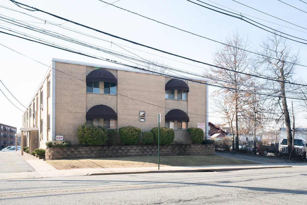 West Church Gardens 32 W Church St Bergenfield, NJ Apartments for