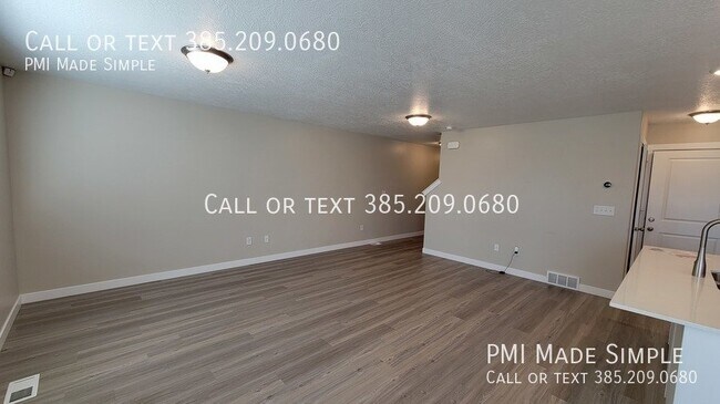 Building Photo - Great Townhome in a Family-Friendly Neighb...