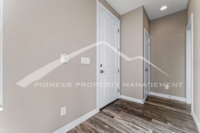 Foto del edificio - Spacious Townhouse with Washer/Dryer and C...