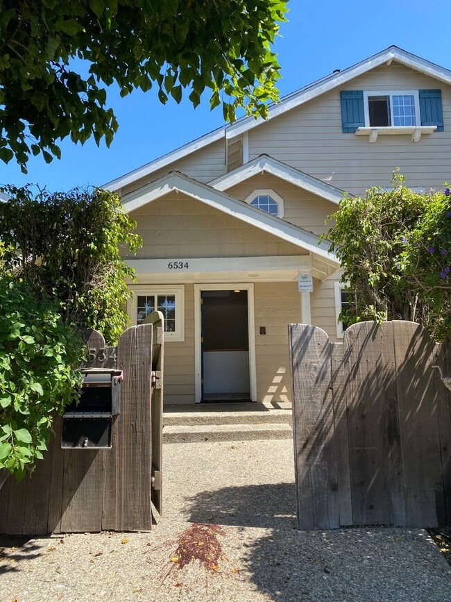 Building Photo - 6534 Del Playa Dr