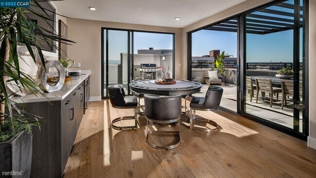 Building Photo - 3 br, 2.5 bath Condo - Metro crossing  and...