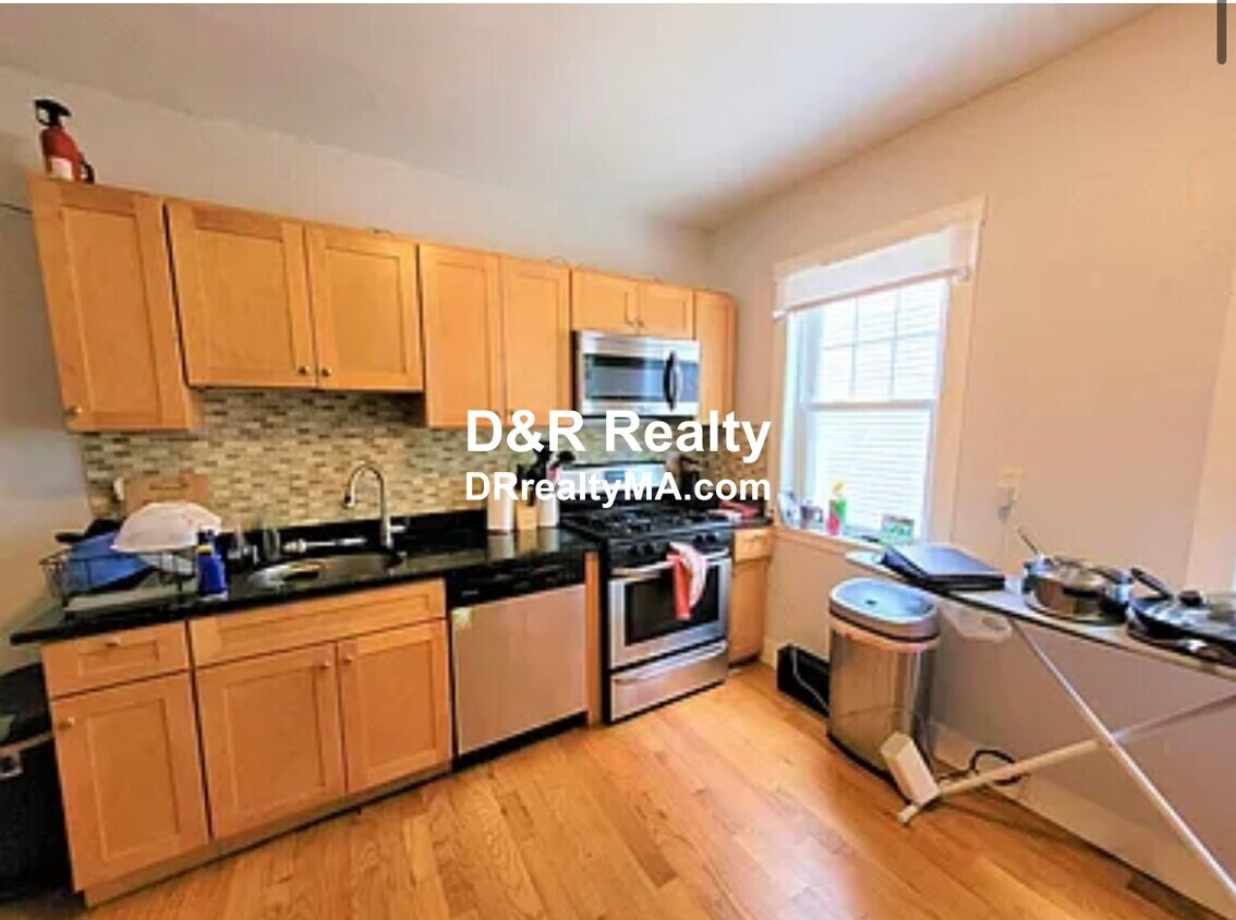 Primary Photo - 29 Ridgewood St