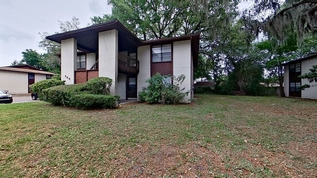 Building Photo - Desirable 2 beds/1.5 bath, first floor uni...