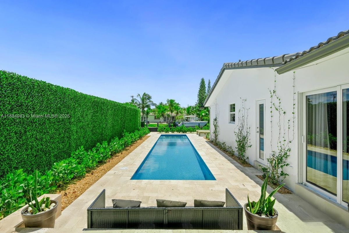 Foto del edificio - 2830 NE 56th Ct