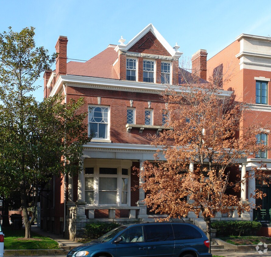 Building Photo - 1831 Monument Ave