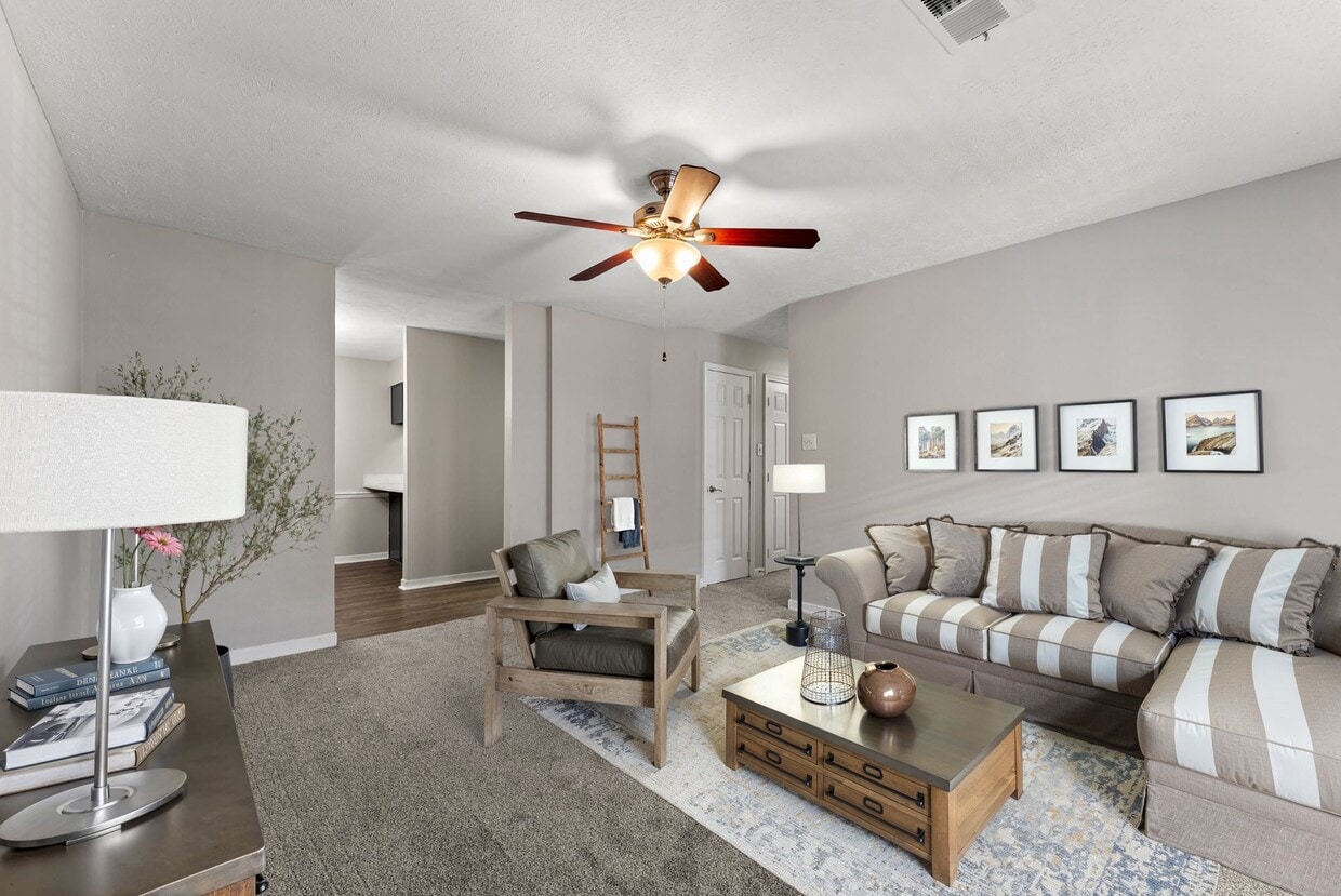 Linden (Renovated) - 2 Bed / 2 Bath - 1,100 Sq.Ft. - The DeSoto