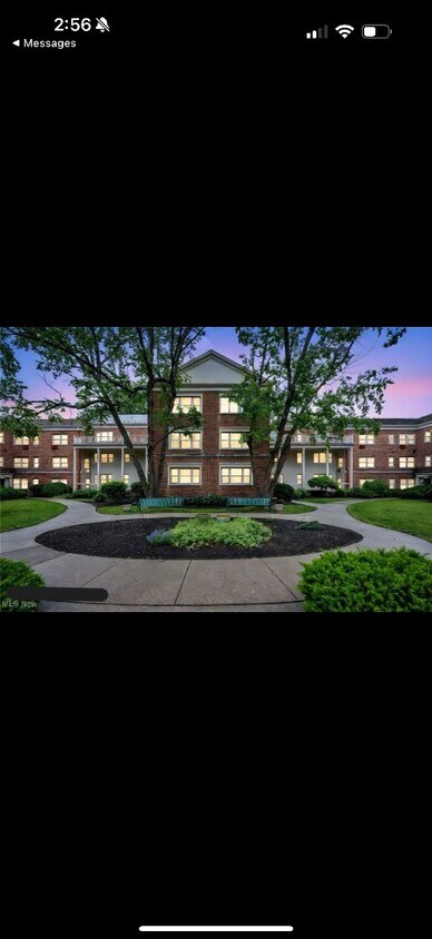 Foto principal - 15825 Van Aken Blvd