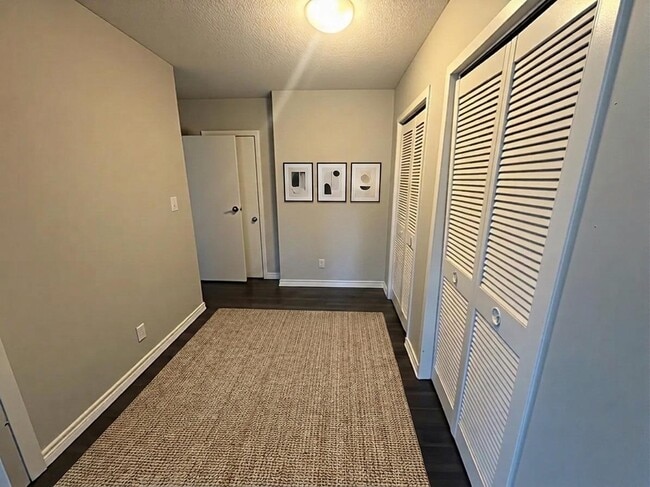 Building Photo - Spacious 3 Bed Main Floor on East Mountain