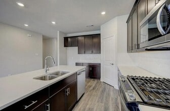 Building Photo - 410 Stagg St