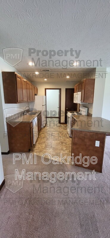 Building Photo - 740 Meadow Glen Ave