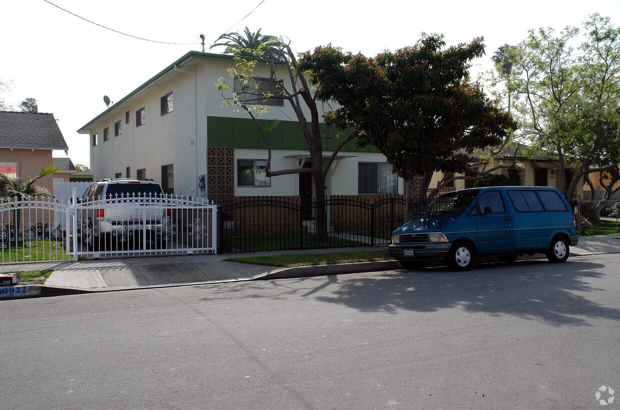 Building Photo - 10926 Acacia Ave