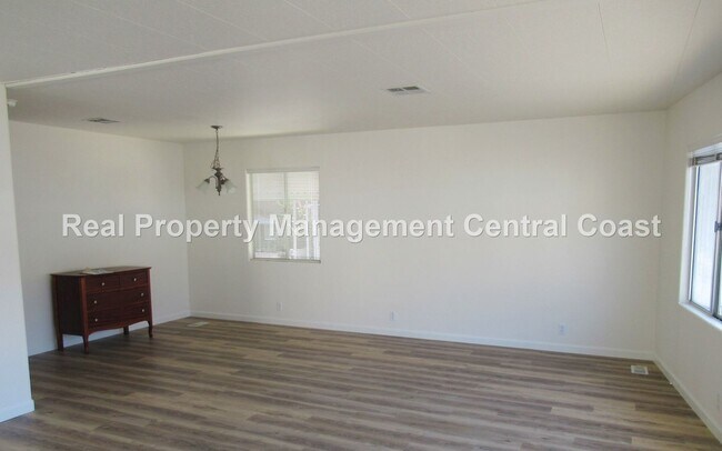 Building Photo - AVAILABLE APRIL - 2 BED, 2 BATH -  Manufac...