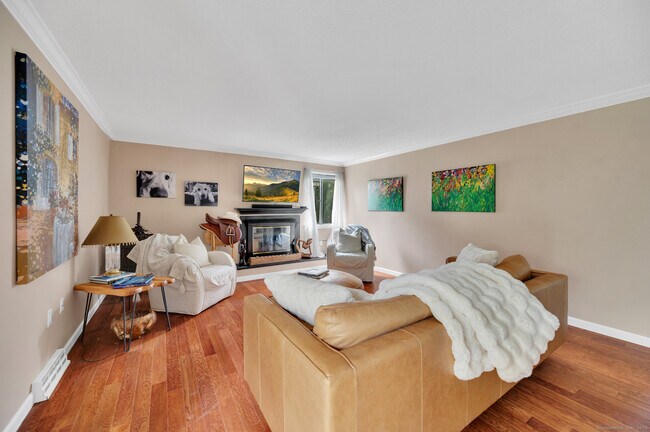 Foto del edificio - 74 Hollister Way S