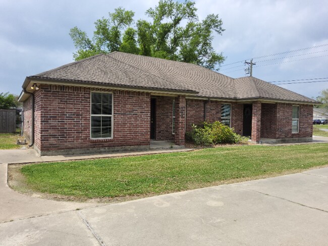 Building Photo - 891 Topsy Rd