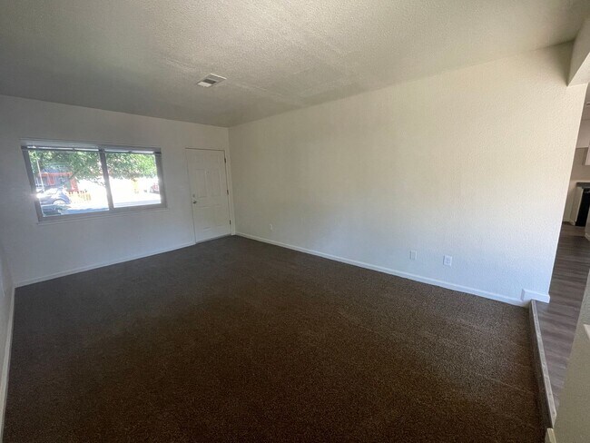 Foto del edificio - 3 bedroom single story with attached two c...