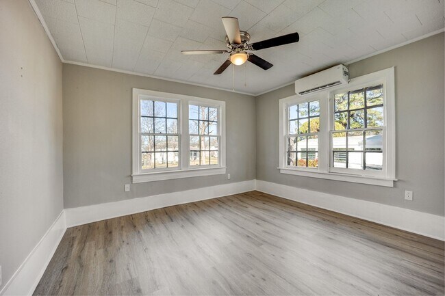 Building Photo - Freshly Updated House