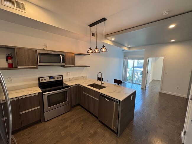 Building Photo - Luxurious 2-Bed/2-Bath Apartment Just Outs...