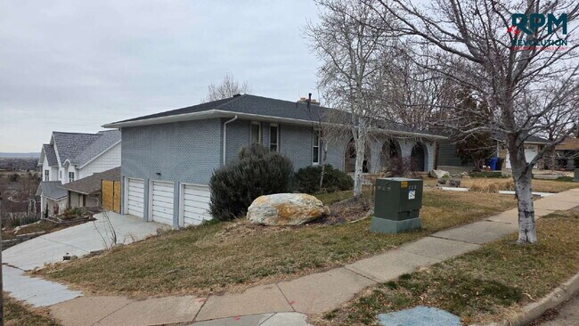 Foto del edificio - "Charming 2-Bedroom Retreat with Stunning Views on Mountain Side Drive!"