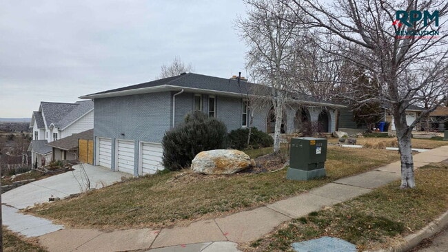 Photo - "Charming 2-Bedroom Retreat with Stunning Views on Mountain Side Drive!" Apartment