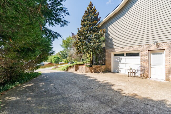 driveway parking - 7812 Lasata Ct