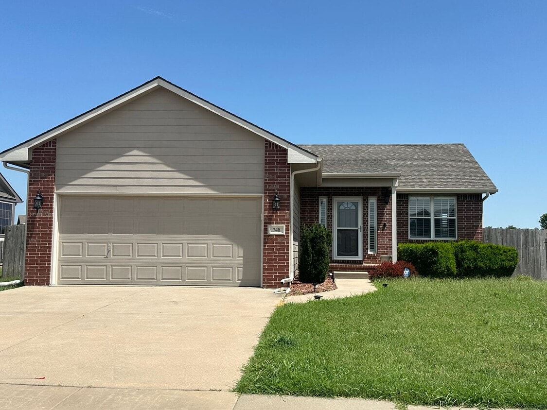 Primary Photo - Beautiful Updated 4 Bedroom Home in ANDOVE...