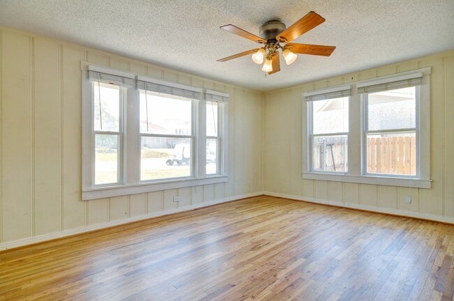 Foto del edificio - 2 Bedroom Bungalow - COMING SOON.