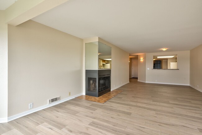 Building Photo - Beautiful 2BR/2BA Queen Anne Condo - Avail...