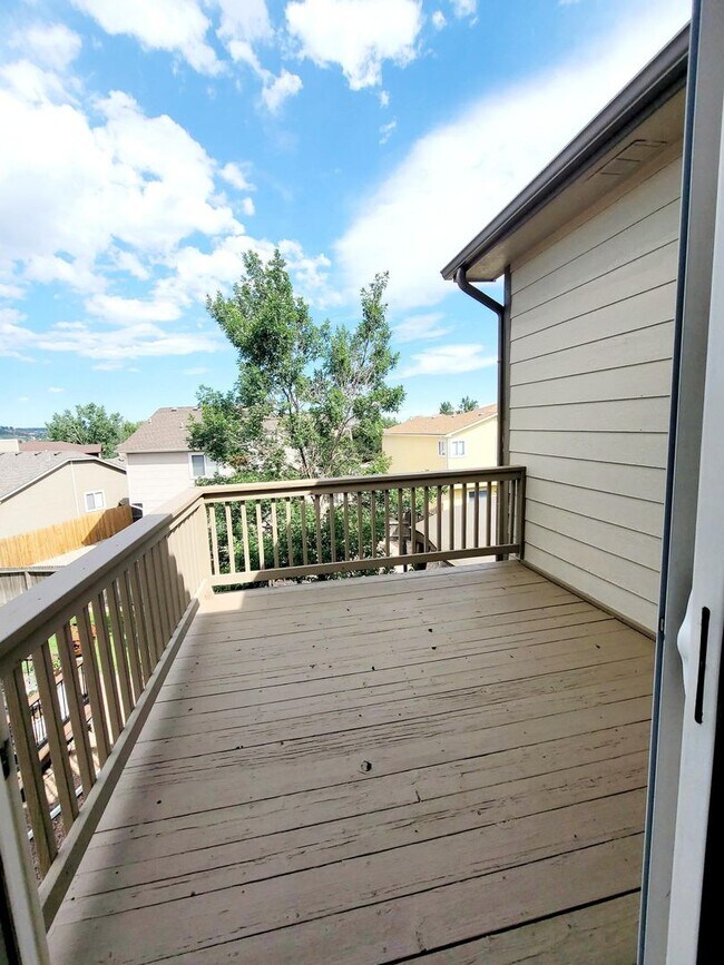 Foto del edificio - Boastful 3 Bedroom West Side home in gated...