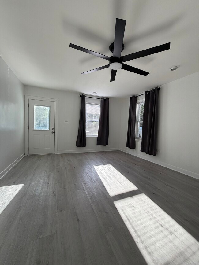 Sala de estar - 3206 S Waterview Ave