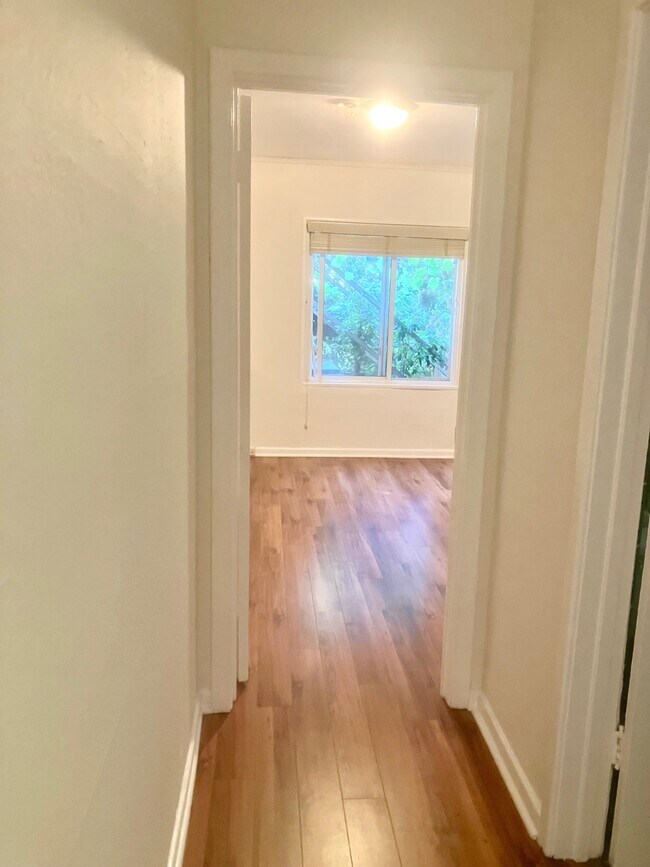 Building Photo - 430 S Oakhurst Dr