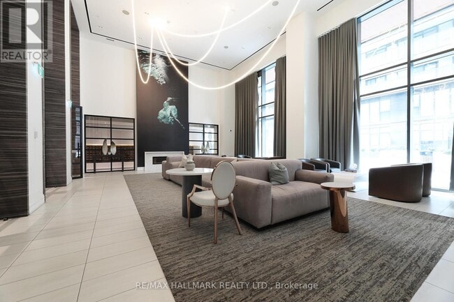 Building Photo - 39 Roehampton Ave