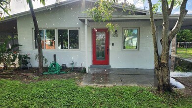Building Photo - 1015 NW 24th Ave