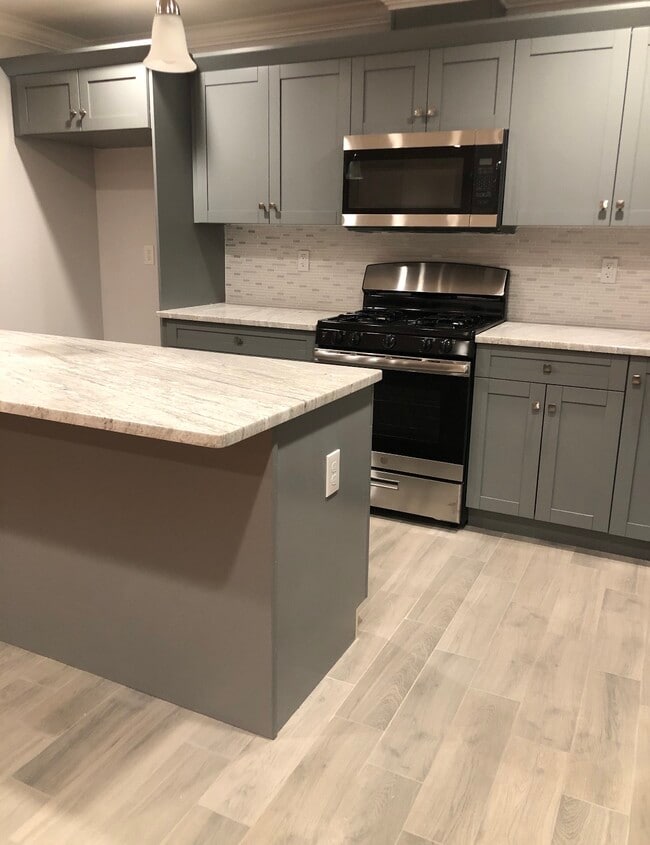 Building Photo - 36 Abbotsford Ave