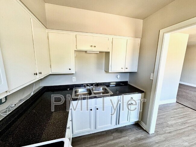 Foto del edificio - 1816 W Oakwood St