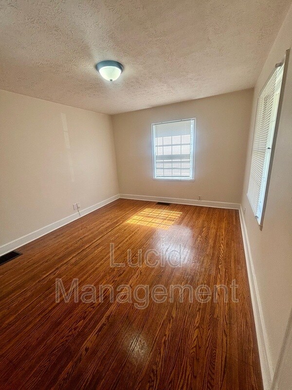 Foto del edificio - 1305 Larchmont Ave
