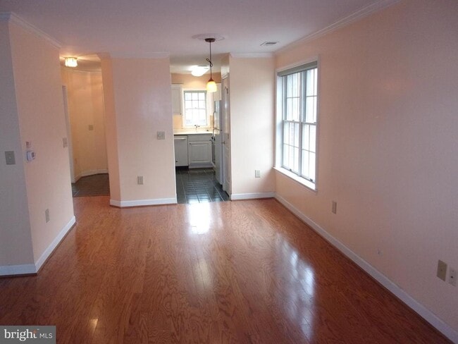 Building Photo - 6916 Fairfax Dr