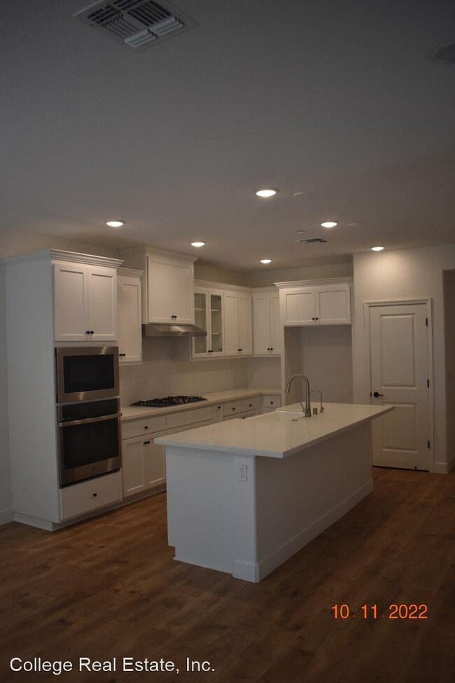 Building Photo - 2 br, 2 bath House - 694 Larkmont St.