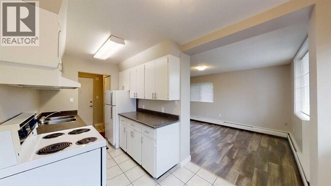 Building Photo - 9932-9105 105 Ave