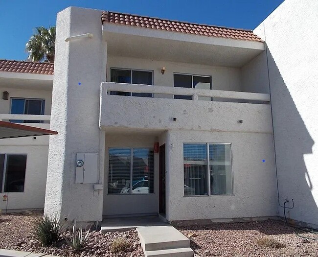 Building Photo - 687 Marina Dr