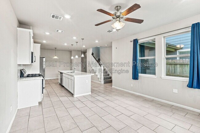 Building Photo - 7333 Hinsdale Dr