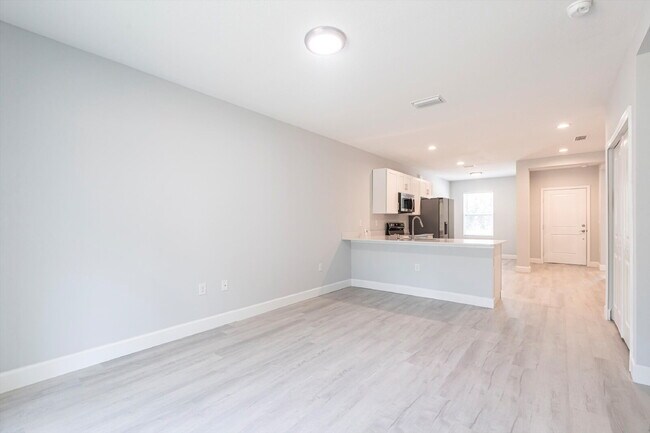 Foto del edificio - BRAND NEW Construction, 3 bed / 2 bath Ren...