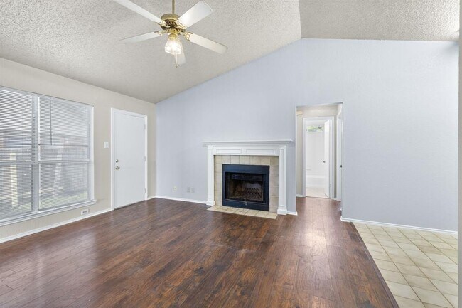 Foto del edificio - 6002 Parkwood Dr