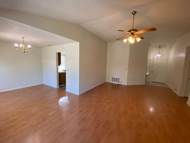 Foto del edificio - Freshly Painted 3 Bed, 2 Bath Home Located...