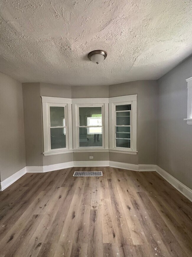 Building Photo - 2bd Single Cash Pay