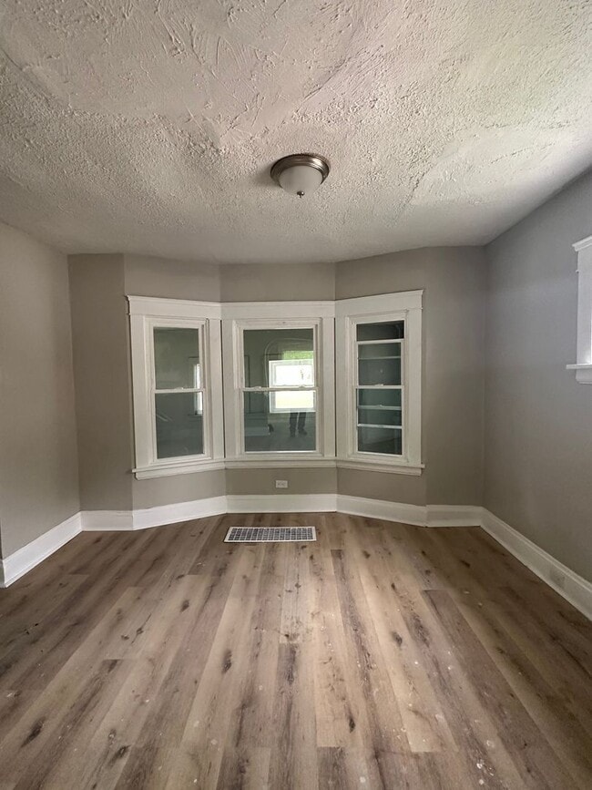 Building Photo - Cleveland East Side 2 Bed Single