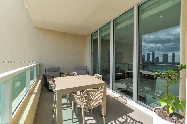 Foto del edificio - 3340 NE 190th St