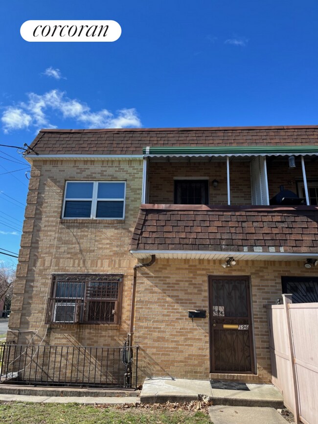 Building Photo - 696 Jerome St